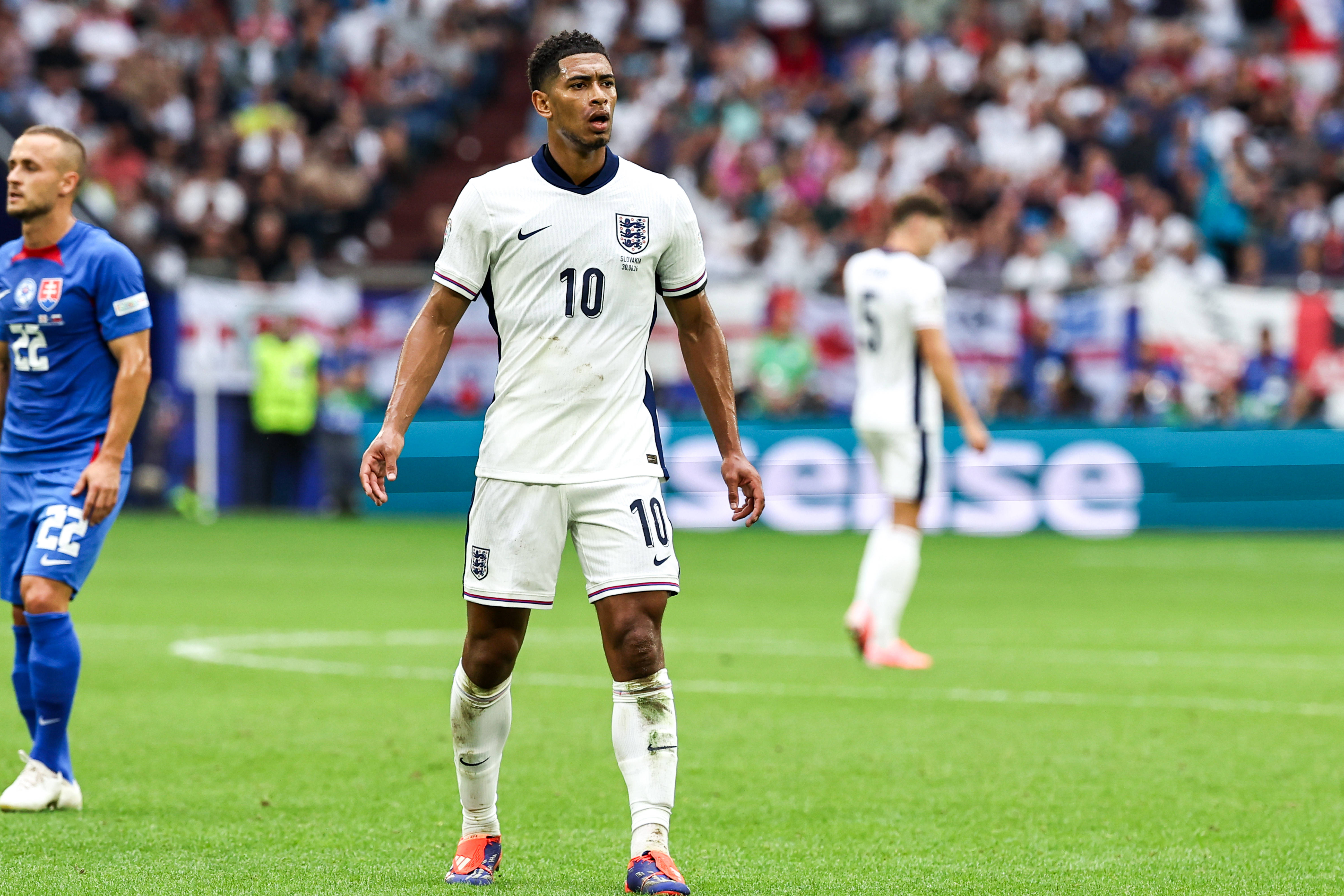 英格兰球员受伤下场，球队抱憾出局