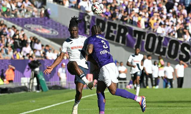 图卢兹队在比赛中击败了里昂队